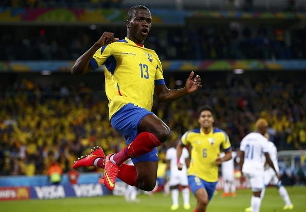 Ekvádorský útočník Enner Valencia (vpředu) se raduje ze vstřelení branky proti Hondurasu.