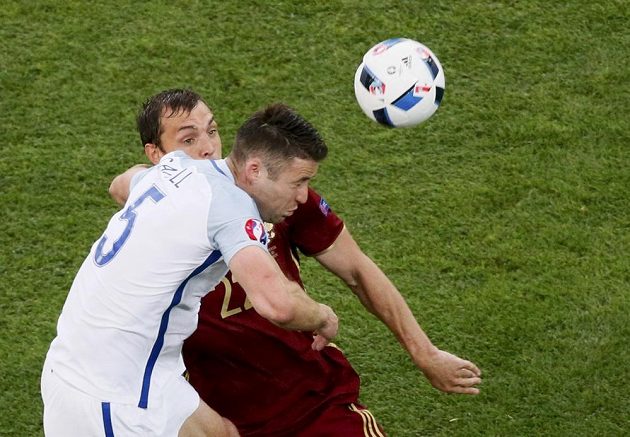 Stoper Anglie Gary Cahill předskočil Arťoma Dzyubu z Ruska v zápase mistrovství Evropy.