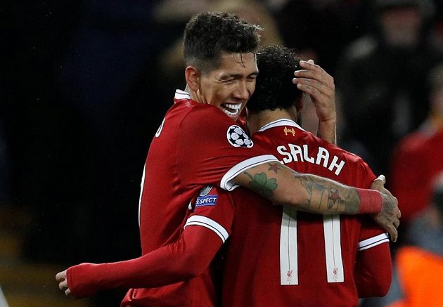 Dva dvougóloví střelci Liverpoolu. Roberto Firmino oslavuje svoji trefu s Mohamedem Salahem.