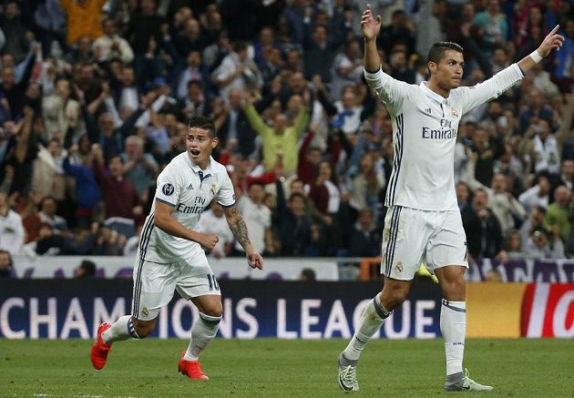 Cristiano Ronaldo (vpravo) a James Rodriguez "slaví" gól portugalského záložníka proti Sportingu.