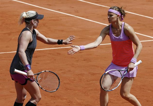 Bethanie Matteková-Sandsová (vlevo) si plácá s Lucií Šafářovou po vítězné výměně ve finále deblu na Roland Garros.