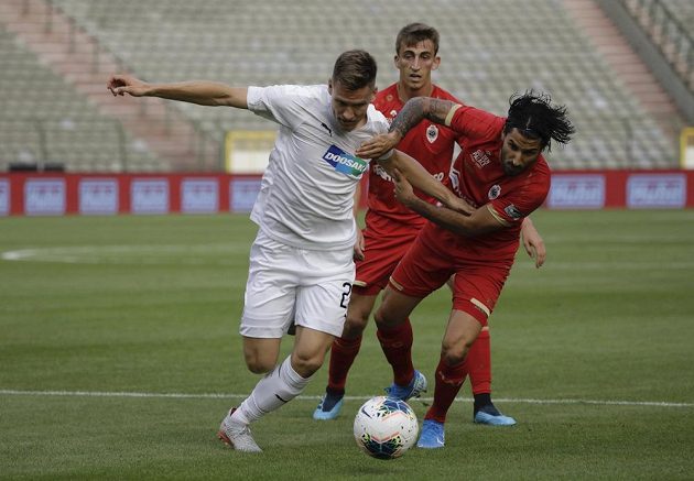Fotbalista Royalu Antwerpy Lior Refaelov (vpravo) v souboji s plzeňským Lukášem Hejdou v utkání 3. předkola Evropské ligy.