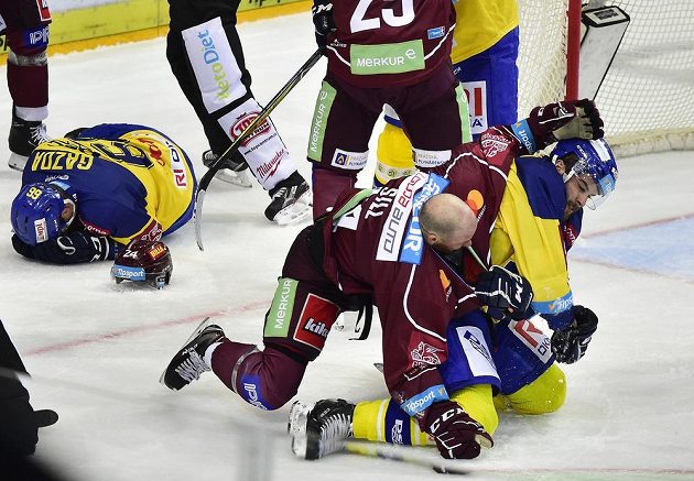 V hokejové bitvě mezi Spartou a Zlínem došlo na pěsti. Do bitky se zapojili také Daniel Gazda ze Zlína, Zach Sill ze Sparty a Michal Poletín ze Zlína.