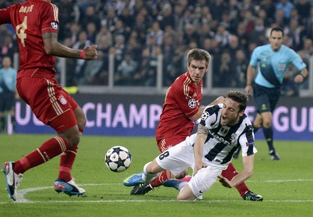 Claudio Marchisio z Juventusu (vpravo) padá po souboji s obráncem Bayernu Mnichov Philippem Lahmem (uprostřed).