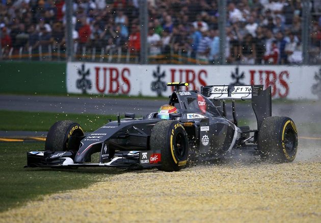 Esteban Gutiérrez ze stáje Sauber se ocitl během kvalifikace na VC Austrálie mimo trať.