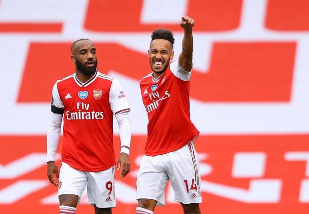 Fotbalista Arsenalu Pierre-Emerick Aubameyang slaví vstřelený gól v utkání Premier League.