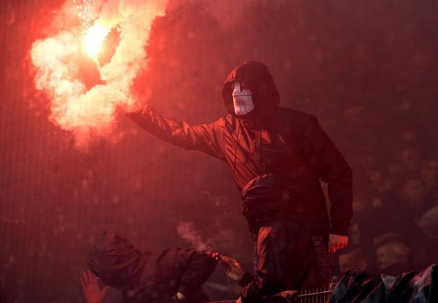 Divočina v Hamburku. Fanoušci HSV se nemohli smířit se sestupem svého týmu a řádili. Krotit je musela policie.
