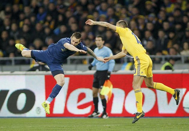Ukrajinský fotbalista Vjačeslav Ševčuk (vpravo) v souboji s Mathieuem Debuchym z Francie v barážovém utkání o postup na MS.