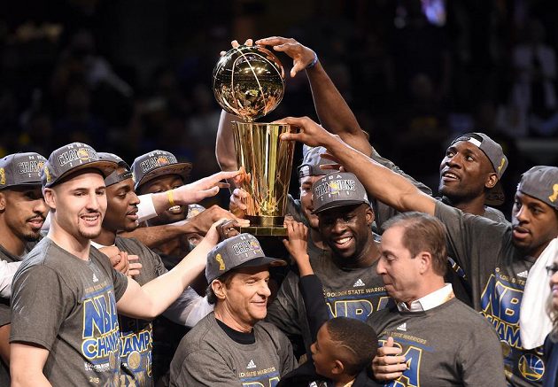 Basketbalisté Golden State Warriors s trofejí Larryho O'Briena pro šampióny NBA.