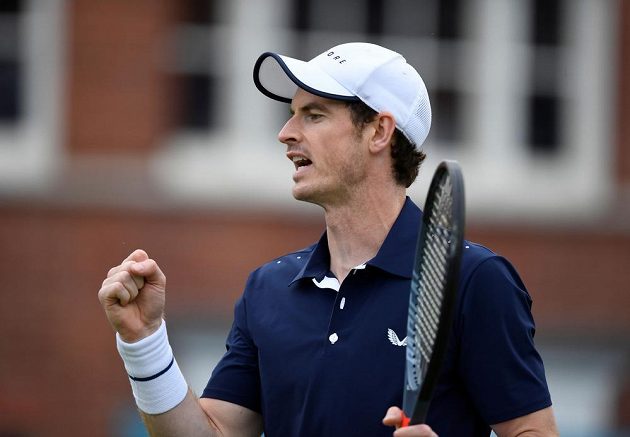 Murray je zpátky a vítězí. Dvojnásobný wimbledonský vítěz uspěl v 1. kole po boku Španěla Feliciana Lópeze, první nasazenou kolumbijskou dvojici Juan Sebastian Cabal, Robert Farah porazili v Londýně 7:6, 6:3.