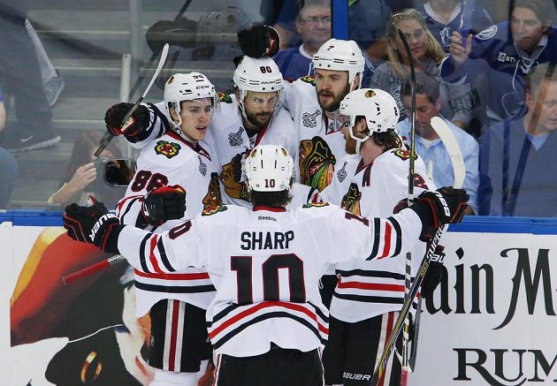 Radost hokejistů Chicaga po vítězném gólu v úvodním finále Stanley Cupu proti Tampě.