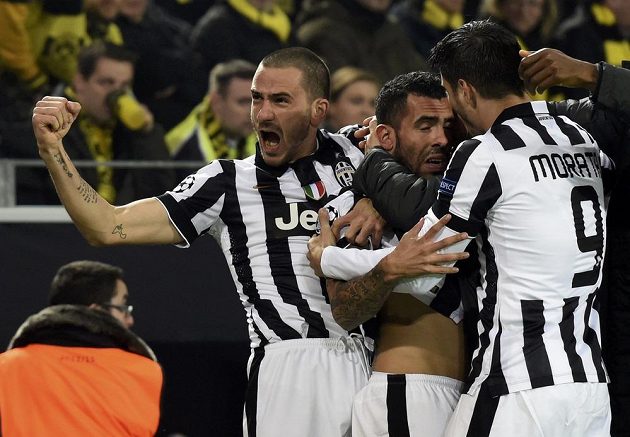 Carlos Tévez (uprostřed) slaví se spoluhráči z Juventusu Leonardem Bonuccim (vlevo) a Álvarem Moratou svoji trefu proti Dortmundu.