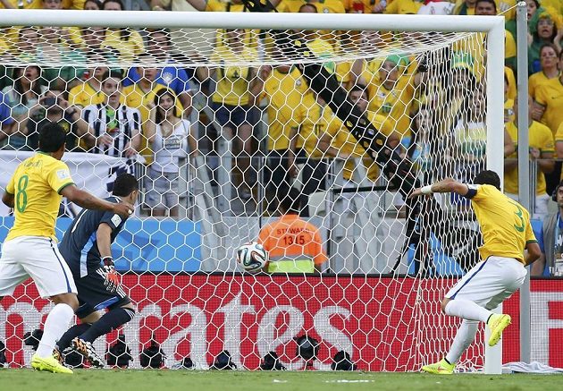 Nekrytý Thiago Silva využil toho, že se míč po Neymarově rohu dostal až k němu a usměrnil míč do sítě - 1:0 pro Brazílii. Kolumbijský brankář David Ospina už nemohl nic dělat.