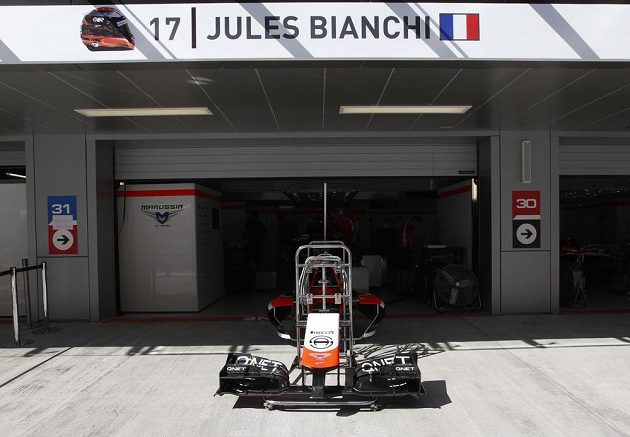 Před garáží týmu Marussia jsou v Soči vystaveny části vozu vážně zraněného Julese Bianchiho.