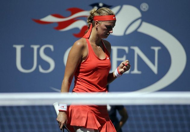 Petra Kvitová se povzbuzuje po jedné z výměn v zápase s Flavií Pennettaovou. Do semifinále US Open ale nakonec nepostoupila.
