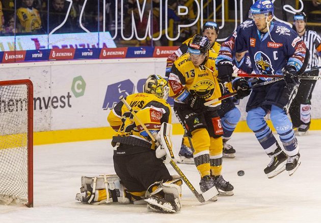 Zleva brankář Litvínova Jaroslav Janus, Lukáš Doudera z Litvínova a Jakub Strnad z Kladna.