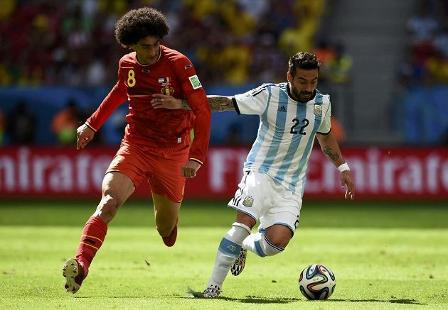 Belgičan Marouane Fellaini (vlevo) v souboji s Argentincem Ezequielem Lavezzim.