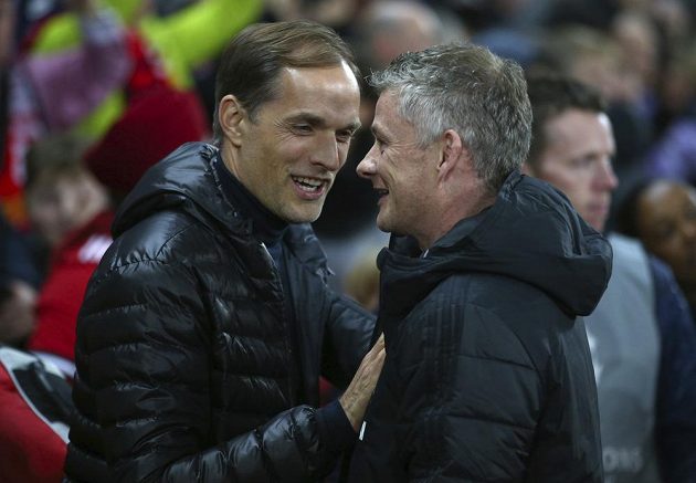 Kouč Manchesteru United Ole Gunnar Solskjaer (vpravo) se zdraví s trenérem Paris SG Thomasem Tuchelem.