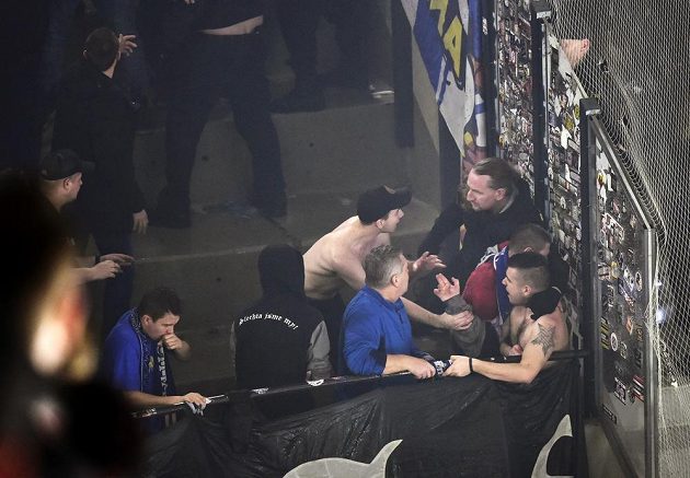 Fanoušci Komety Brno v závěru zápasu na ledě Pardubic dostali i ledovou sprchu od hasičů.