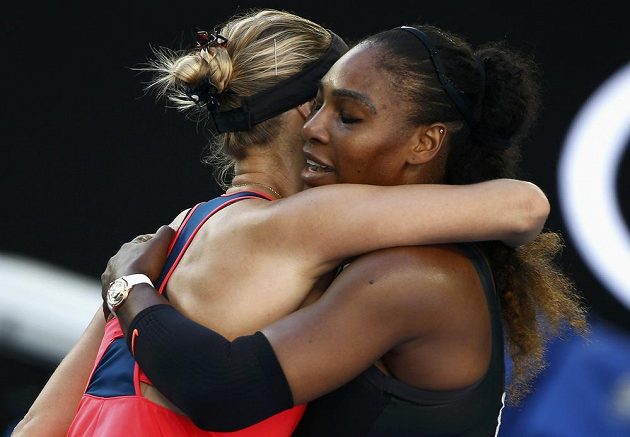 Mirjana Lučičová-Baroniová a Serena Williamsová se objímají po semifinálovém zápase.