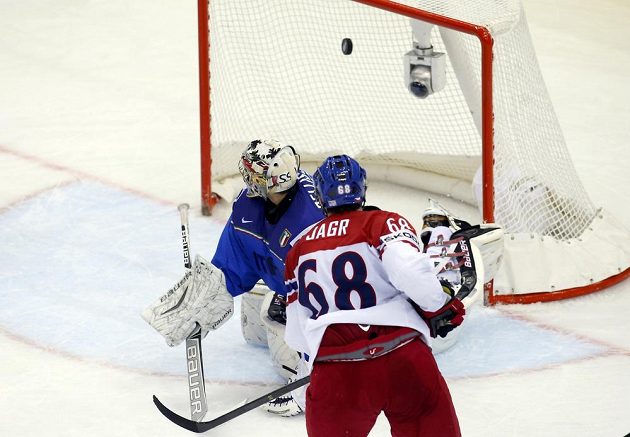 Jaromír Jágr překonává Daniela Bellissima v italské bráně - 2:0 pro Česko.