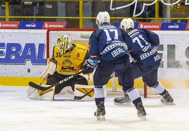 Brankář Litvínova David Honzík, Jan Eberle z Plzně a Luboš Rob z Plzně během extraligového utkání.