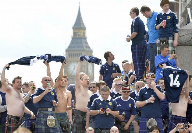 Skotští fanoušci na londýnském náměstí Trafalgar Square před zápasem s Anglií.