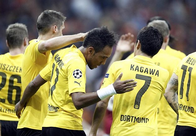 Dortmundský Pierre-Emerick Aubameyang (uprostřed) oslavuje se spoluhráči gól proti tureckému týmu Galatasaray Istanbul v Lize mistrů.
