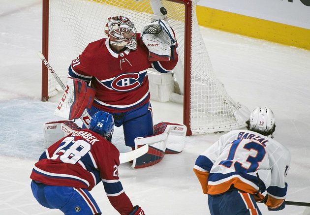 Útočník týmu New York Islanders Mathew Barzal (13) překonává gólmana Montrealu Careyho Price. Český obránce Jakub Jeřábek střelce ubránit nedokázal.