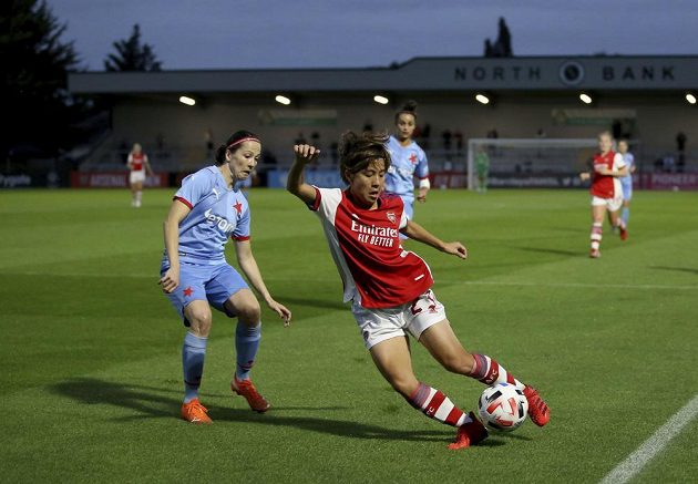 Fotbalistky Slavie prohrály v úvodním utkání závěrečného kola kvalifikace o postup do skupiny Ligy mistryň s Arsenalem 0:3. S míčem Mana Iwabučiová z Arsenalu.