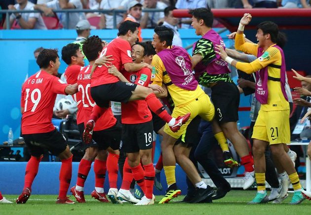 Korejští fotbalisté slaví senzační výhru nad Německem na fotbalovém mistrovství světa.