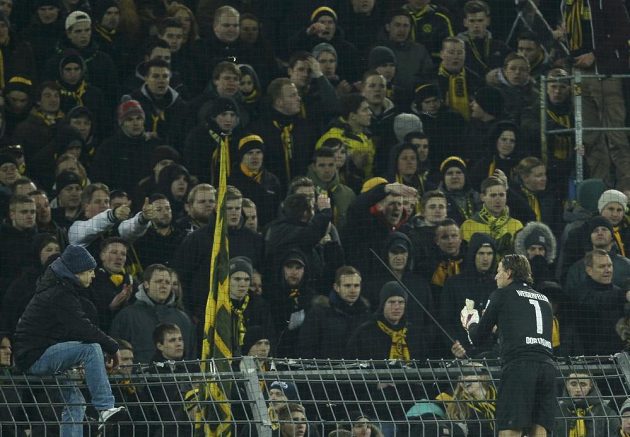 Brankář Dortmundu Roman Weidenfeller rozmlouval po prohře s Augsburgem s fanoušky v kotli.