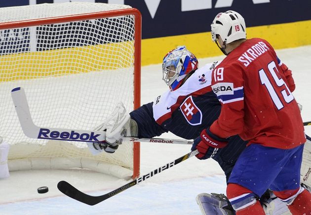 Bravurní zákrok hokejkou brankáře slovenské reprezentace Jána Laca, přihlíží Per-Age Skröder z Norska.
