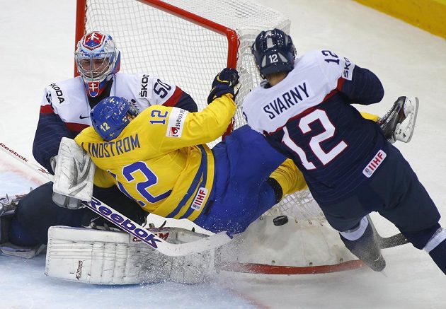 Švédský útočník Joakim Lindström před slovenským brankářem Jánem Lacem. Vpravo je obránce Ivan Švarný.