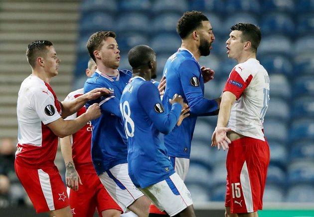 Fotbalisté Glasgow Rangers se ostře pustili do slávisty Ondřeje Kúdely (vpravo).