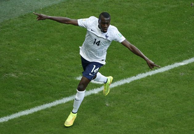 Francouzský záložník Blaise Matuidi (na snímku) slaví gól v síti Švýcarska.