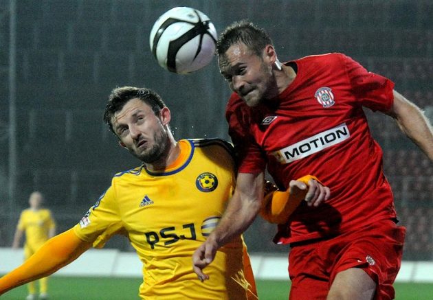 Jiří Krejčí (vlevo) z Jihlavy a Karel Kroupa z Brna v utkání 13. kola fotbalové Gambrinus ligy.