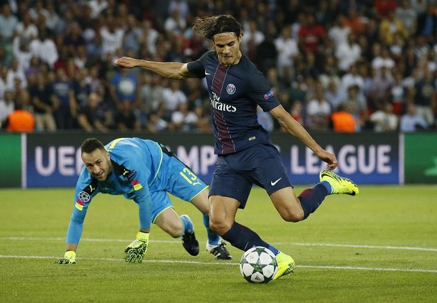 Edinson Cavani mohl vstřelit Arsenalu více gólů, takhle ale promarnil velkou šanci ještě v úvodní půli. Brankář David Ospina byl bez šance.