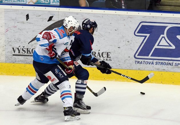 Zleva Marek Tomica z Chomutova a Dominik Lakatoš z Liberce během semifinále play off hokejové extraligy.