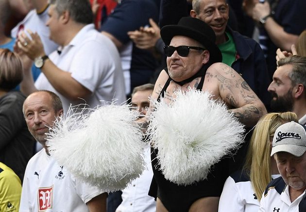 Anglický Tottenham se loučí se stadionem White Hart Lane. V posledním utkání na legendárním stánku vyhráli domácí nad Manchesterem United. Fanoušci si loučení užívali po svém...