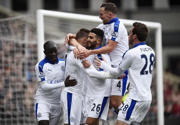 Hráči Leicesteru v Premier League opět vyhráli, na hřišti Crystal Palace se jako jediný prosadil Rijád Mahríz (uprostřed).