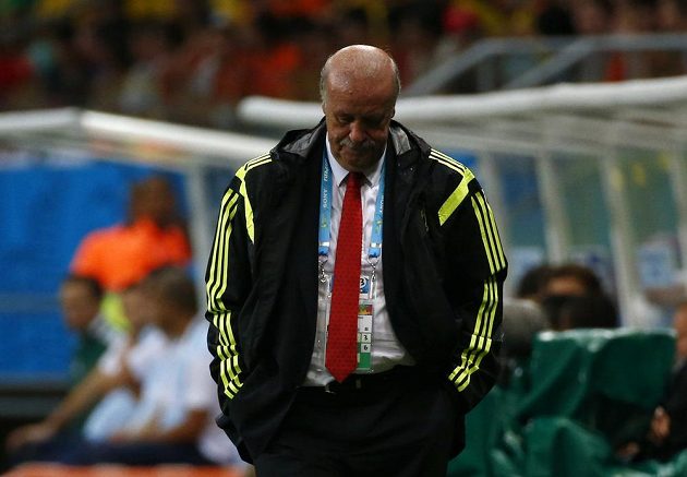 Zklamaný španělský trenér Vicente Del Bosque po vysoké porážce s Nizozemskem.