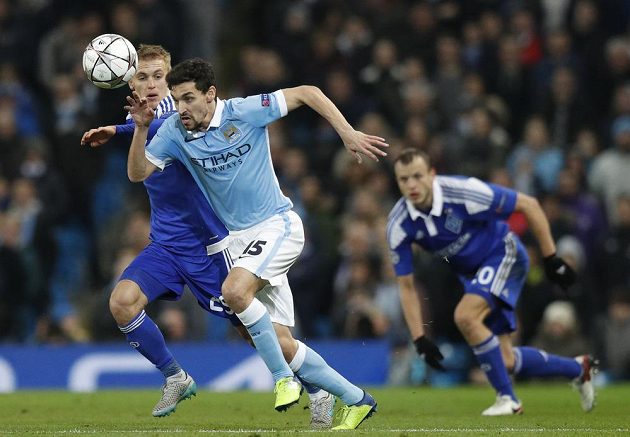 Vitalij Bujalskij z Dynama Kyjev (vlevo) se snaží zastavit záložníka Manchesteru City Jesúse Navase.