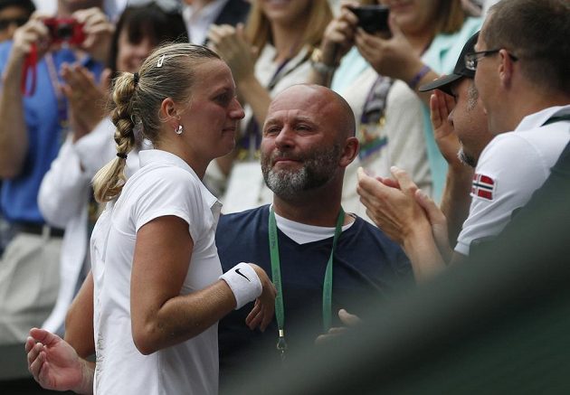 Dojatá Petra Kvitová po vítězném finále Wimbledonu se svým trenérem Davidem Kotyzou.