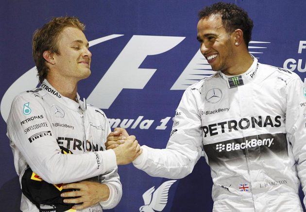 Druhý Nico Rosberg (vlevo) gratuluje svému stájovému kolegovi z Mercedesu Lewisu Hamiltonovi k vítězství ve Velké ceně Bahrajnu.