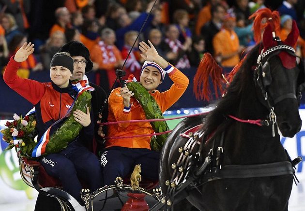 Vítězka sprinterského čtyřboje Karolína Erbanová (vlevo) mává fanouškům z připraveného kočáru společně s nizozemským závodníkem Kjeldem Nuisem, který opanoval mužský závod.