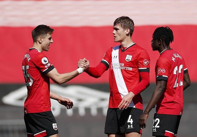 Fotbalisté Southamptonu se radují z gólu v utkání 30. kola anglické Premier League proti Burnley.