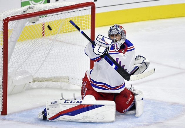 Gólman Ondřej Pavelec v brance Rangers inkasuje v přípravném duelu s Philadelphií.