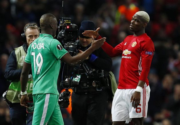Kamery jsou v pohotovosti. Paul Pogba z Manchesteru United se zdraví se svým bratrem Florentinem v dresu St. Etienne při utkání Evropské ligy na Old Trafford.