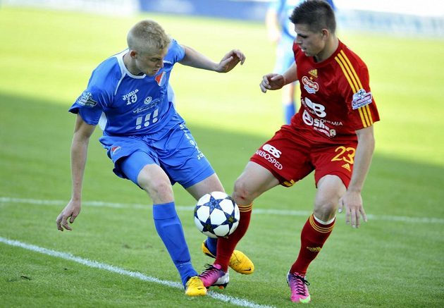 Michal Frydrych (vlevo) z Baníku Ostrava bojuje o míč s Ondřejem Vrzalem z Dukly.